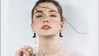 بالصور.. مراهقة روسية قتلتها عروض الأزياء