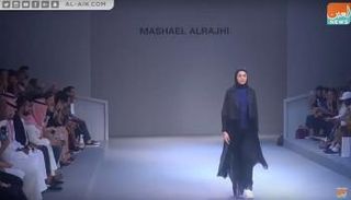 عارضة تعرض أزياء مشاعل الراجحي