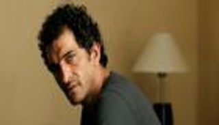 عمرو واكد يتجاهل حكما بسجنه ويروج لحملة سياحية