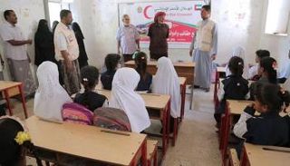 الهلال الأحمر الإماراتي يوزع الحقائب في حضرموت