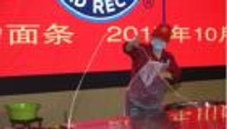 بالفيديو.. رقم قياسي جديد لأطول مكرونة في العالم