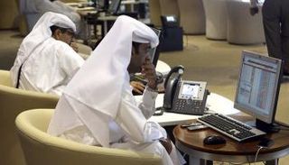 متعاملون في بورصة قطر .. أرشيف