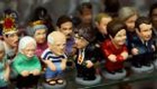 بالصور.. قادة كتالونيا يتحولون إلى تماثيل للبيع