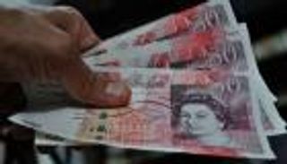 الإسترليني يقفز لأعلى مستوى في شهر أمام اليورو