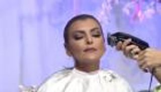 بالصور.. أميمة التميمي تقص شعرها تضامنا مع مرضى سرطان الثدي