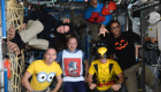 بالصور.. الاحتفال بالهالوين في الفضاء الخارجي