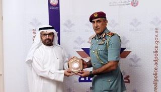 الدكتور علي راشد النعيمي يتسلم البطاقة