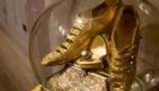 بيع مشبك أحذية «موتسارت» بـ14 ألف دولار