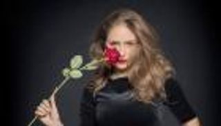 نيللي كريم تزور مصابي حادث الواحات الإرهابي