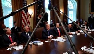 ترامب خلال اجتماع لحكومته بالبيت الأبيض (رويترز)