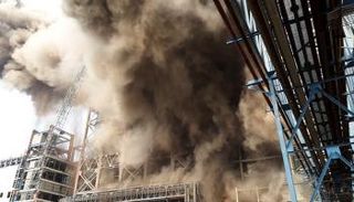 أعمدة الدخان تتصاعد من المحطة - رويترز