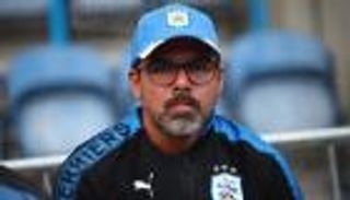 مدرب هدرسفيلد يتسلح بملعبه لضمان البقاء