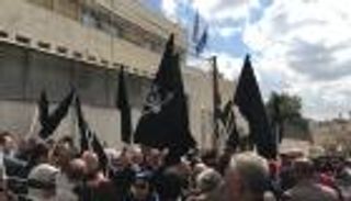 بالصور.. رايات سوداء تحاصر قنصلية بريطانيا بالقدس في ذكرى بلفور