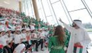 بالصور.. محمد بن راشد يرفع علم الإمارات في دار الاتحاد