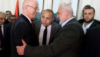 رئيس الوزراء الفلسطيني يصافح هنية في غزة - رويترز