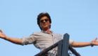 سرقة 13 جوالا من معجبي شاروخان أمام منزله 