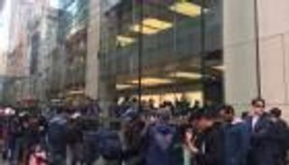 بالصور.. الآلاف حول العالم يصطفون لشراء "آيفون X"