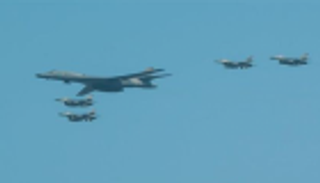 قاذفات أمريكية تجري تدريبات على ضربة "مفاجئة" لكوريا الشمالية