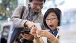 بالفيديو.. عملاء يحطمون "آيفون X" في أول يوم من طرحه