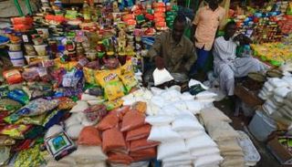 بائع فى أحد أسواق الخرطوم - رويترز