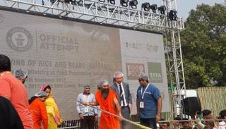 بالفيديو والصور.. الهند تدخل موسوعة جينيس "بطبق أرز"