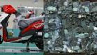 صبي هندي يدفع تلالا من العملات المعدنية لشراء "سكوتر"