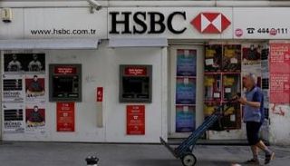 تركي يسير أمام فرع لمصرف أجنبي - رويترز