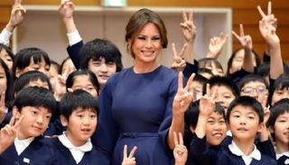 ميلانيا ترامب تتألق بالكحلي أثناء زيارتها لإحدى مدارس طوكيو
