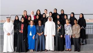 الشيخ محمد بن زايد وأعضاء الوفد والحضور