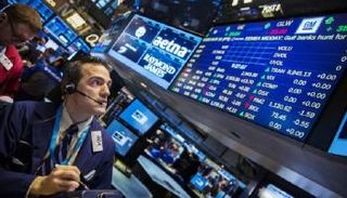 الأسهم الأوروبية تغلق قرب أعلى مستوياتها في عامين