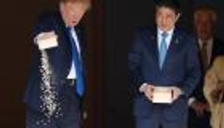 بالفيديو.. ترامب يتجاهل بروتوكول إطعام أسماك الإمبراطور