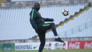 ماجد عبد الله يداعب الكرة