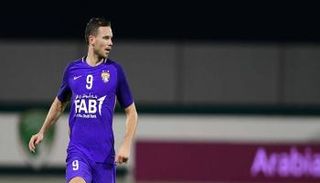 أثناء تواجده في مواجهة الشارقة قبل أن يطرد