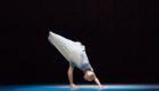 "لوسيندا تشايلدز" تقدم عروضها التعبيرية بافتتاح "اللوفر أبوظبي"