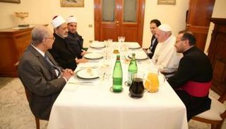 بابا الفاتيكان خلال لقائه شيخ الأزهر