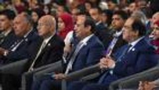 السيسي للشباب: السكان والبطالة والأمية أهم تحديات مصر