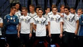 شتيجن يكشف عن رأيه في قميص ألمانيا "الأبيض"