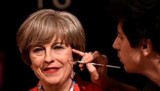 تمثال شمعي مبتسم لرئيسة وزراء بريطانيا 