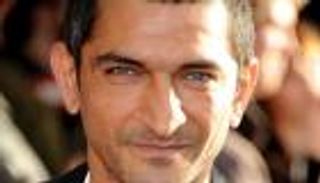 عمرو واكد ينجو من الحبس بوثيقة صلح