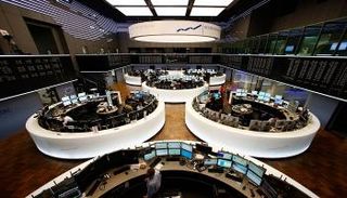 الأسهم الأوروبية تتراجع عن أعلى مستوياتها في عامين