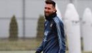 ميسي يشارك في تدريبات الأرجنتين استعداداً لودية روسيا