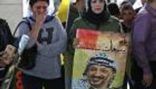 بالصور.. فلسطينيون يبكون عرفات بعد 13 عاما من رحيله