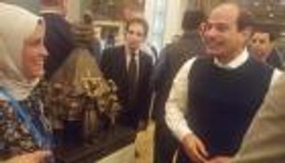 بالصور.. السيسي يشتري تمثالا نحتته فنانة صعيدية: "هفاصل في ثمنه"