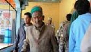 أول ناخب في الهند المستقلة يدلي بصوته رغم تخطيه المائة عام