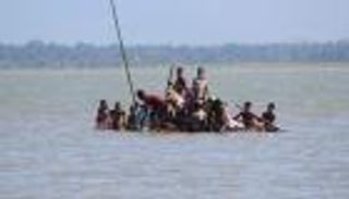 صور صادمة.. الروهينجا يغامرون بحياتهم فوق طوافات بلاستيكية