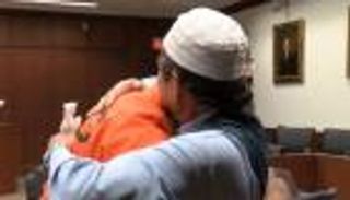 فيديو مؤثر.. مسلم يعفو ويحتضن قاتل نجله