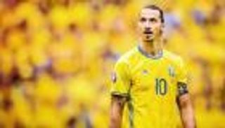 إبرا: اعتزالي الدولي أراح لاعبي السويد