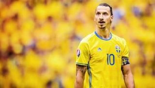 إبرا: اعتزالي الدولي أراح لاعبي السويد