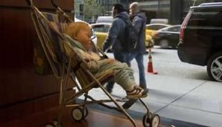 تمثال "الطفل النائم" في معرض بنيويورك