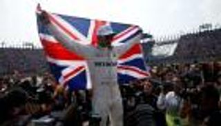 هاميلتون لا يصدق فوزه باللقب العالمي الرابع